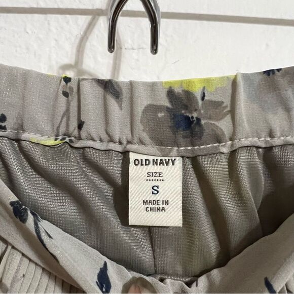 Old Navy Gray floral pleated elastic waist mini skirt, size small - Picture 4 of 7